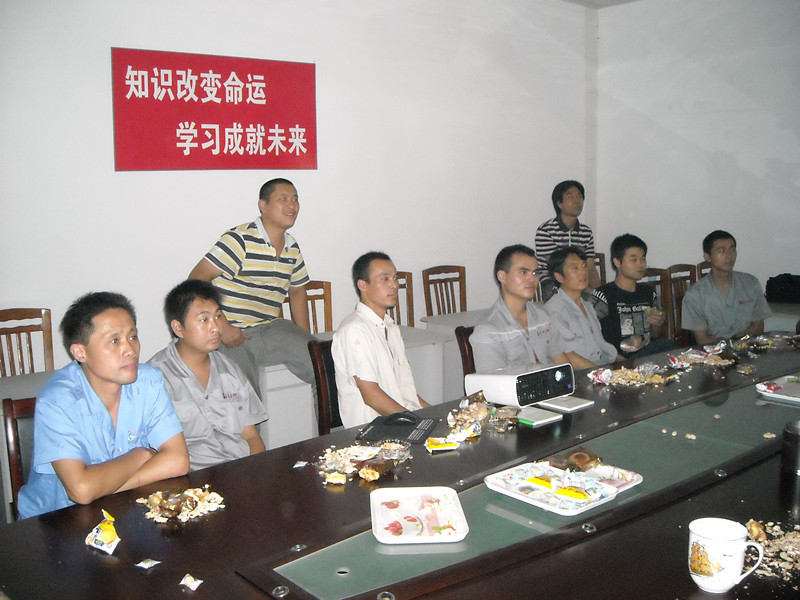 公司對倉庫員工(gōng)每周播放(fàng)電影一次